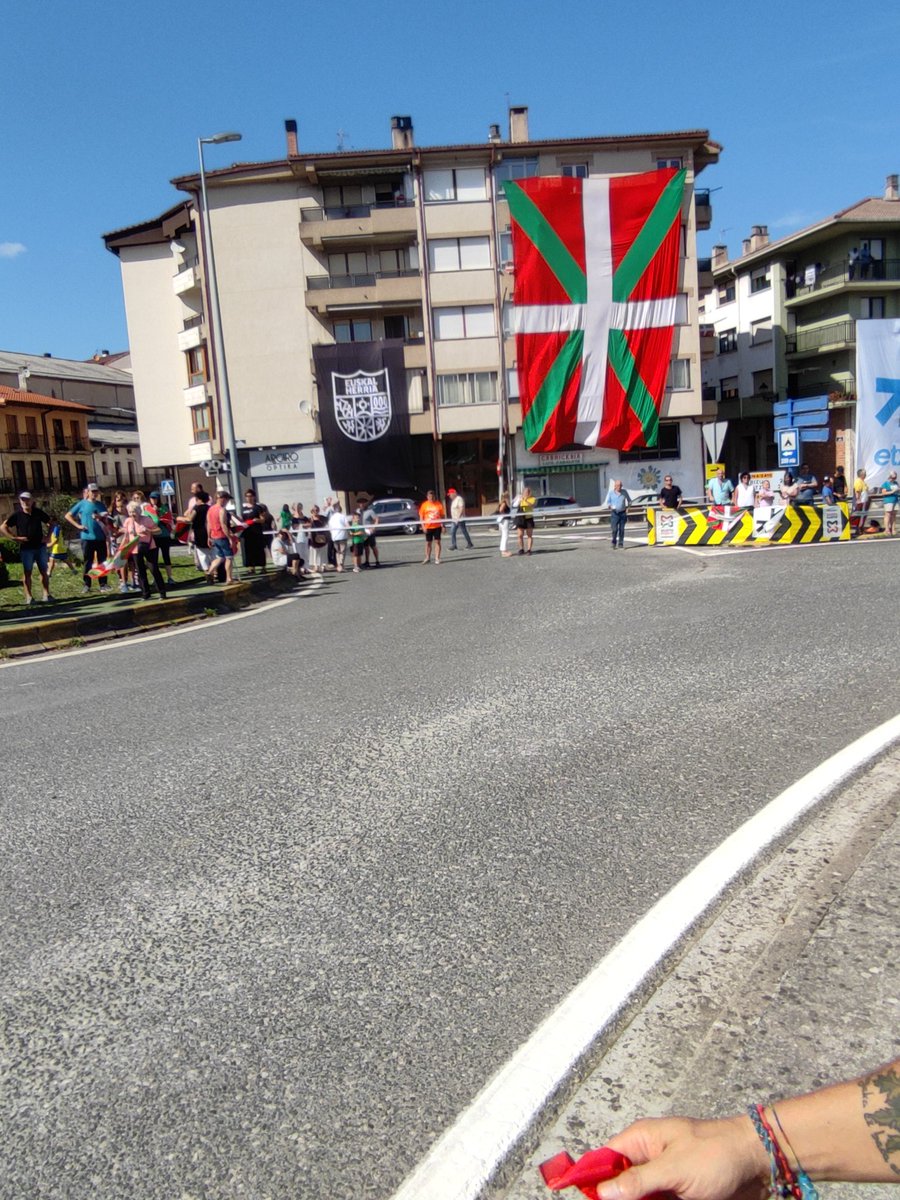 Aunque los españoles no enseñan la imagen de nuestra ikurriña, nosotros siempre orgullosos