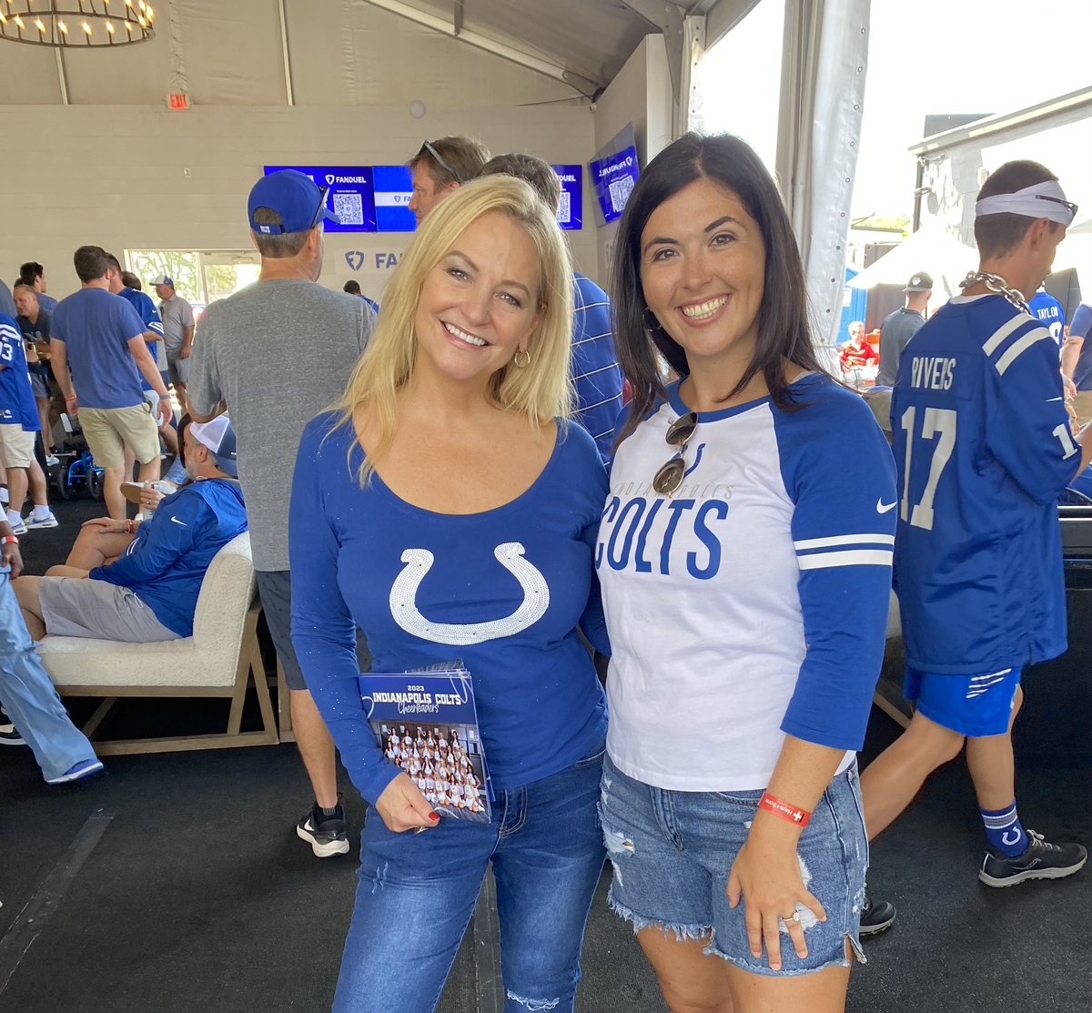 RealLauraSteele's tweet photo. Love seeing fellow members of the media on game day! @MelissaCrash dropped by the #ColtsVIP tailgate with @Bullseye_Event ๐ https://t.co/1etCJoUre4