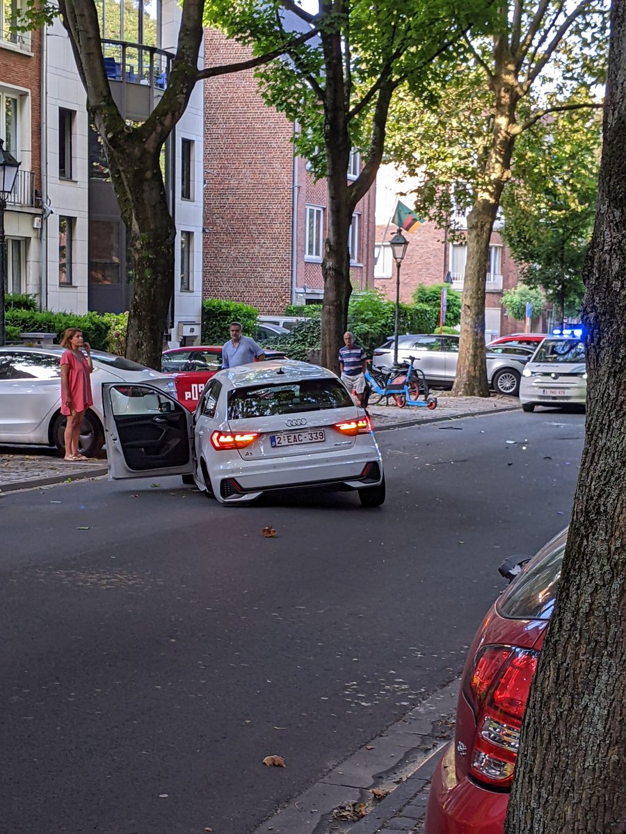 Zone 30. 
9am sunday. Drunk-looking driver
Avenue Molière (Ixelles). 
Crashed car. 
Flying wheel.
Ambulance, police, smur...
#welovegoodmove @YvesRouyet