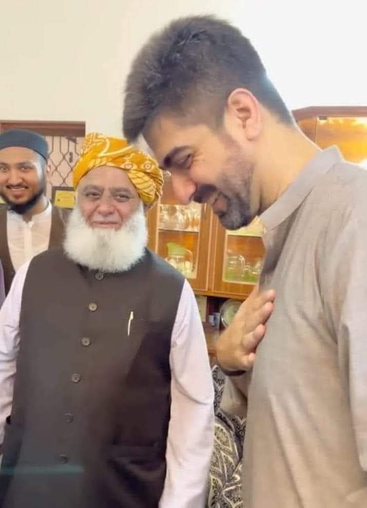 زیرنظر تصویر میں  نظر انے والا شخص معروف صحافی علی حیدر ہے جس نے ,2020 میں نیازی کے ایما پر نیب کی جانب سےمولانا فضل الرحمان پر بناۓگئی جعلی کیسز پر اپنےٹی وی چینل پر زمین اسمان ایک کرکے زہر اگلتا رہا  لیکن وہ کیسز جو آج تک ثابت نہ کر سکاآج شرم سے سر جھکاۓ کھڑا ہے مولانا کے سامنے