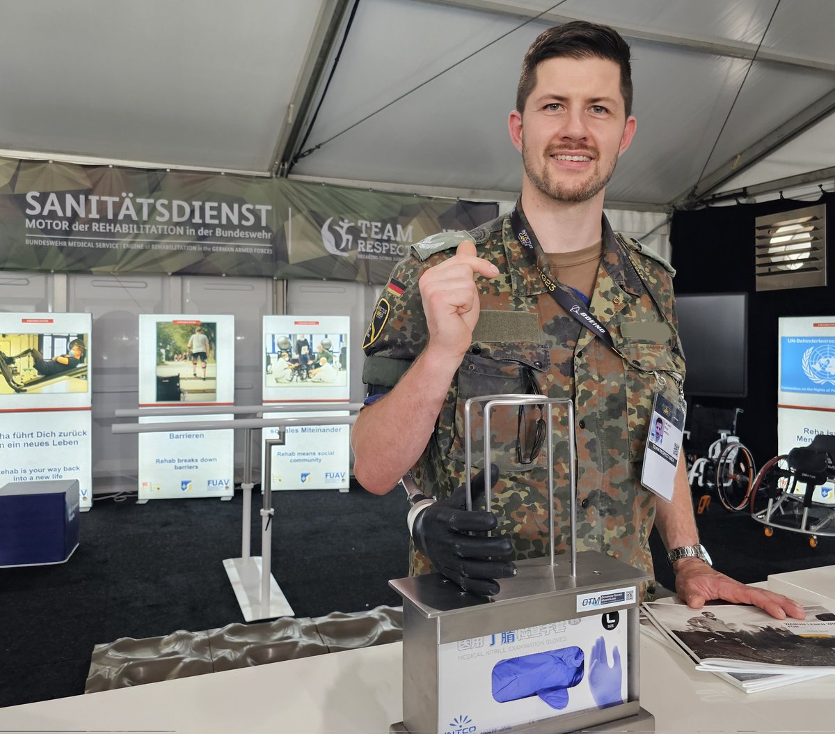 SanDstBw's tweet photo. Auflösung zum heutigen Quiz in der #TeamRespectArea bei #IG23: Bei dem Gegenstand handelt es sich um eine Anziehhilfe für medizinische Einmalhandschuhe. #Oberstabsarzt Ricardo F. benötigt diese für seine Arbeit als Mediziner. Seine Geschichte gibt es hier: https://t.co/nWCzFIrDZH https://t.co/8XvsZ7ThhM