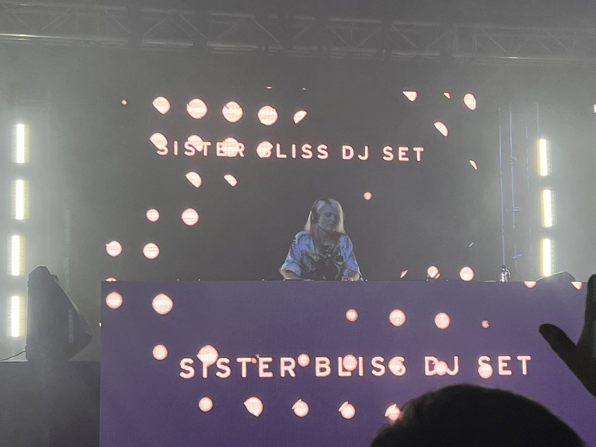 giggler99's tweet photo. @faithless @thesisterbliss wow what an amazing set at cafe mambo Weston…pure genius https://t.co/aEaF0M4nIO