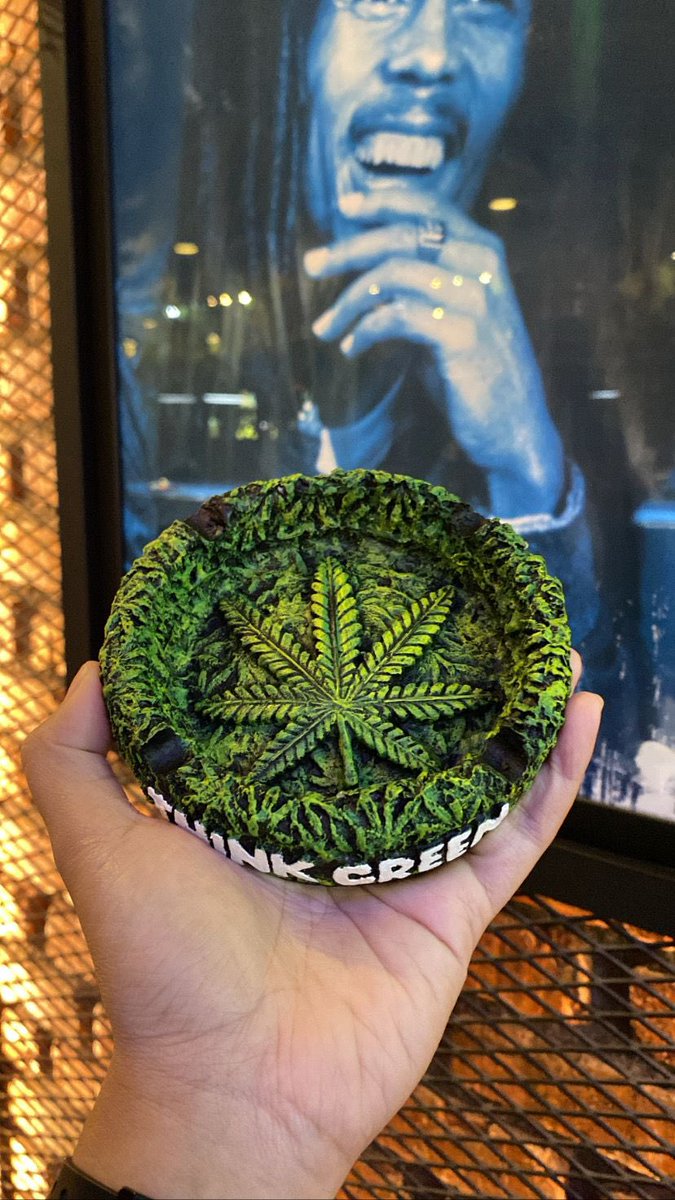 disseerrtt's tweet photo. @radenrauf Mending beli ashtray bikinan gua 😁 https://t.co/iuR56IWEDd https://t.co/gjwop2SYN9