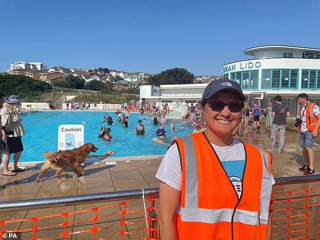 TheNorskaPaul's tweet photo. It was ‘paw-fect’😆weather on Saturday as owners & 150 lovely golden retrievers attended the largest dog swim event in the UK.
The #Dogtember event at Saltdean Lido in Brighton, East Sussex has been going since 2017 & raises money for upkeep of the Art Deco leisure complex. https://t.co/TIdnUEZXBZ