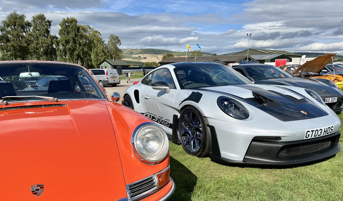 Edition002's tweet image. Helped a mate with the parking this morning at Aberdeenshire Porsche in the Park … huge variety of 911s and Boxsters and Caymans, 2 968s and a 914.