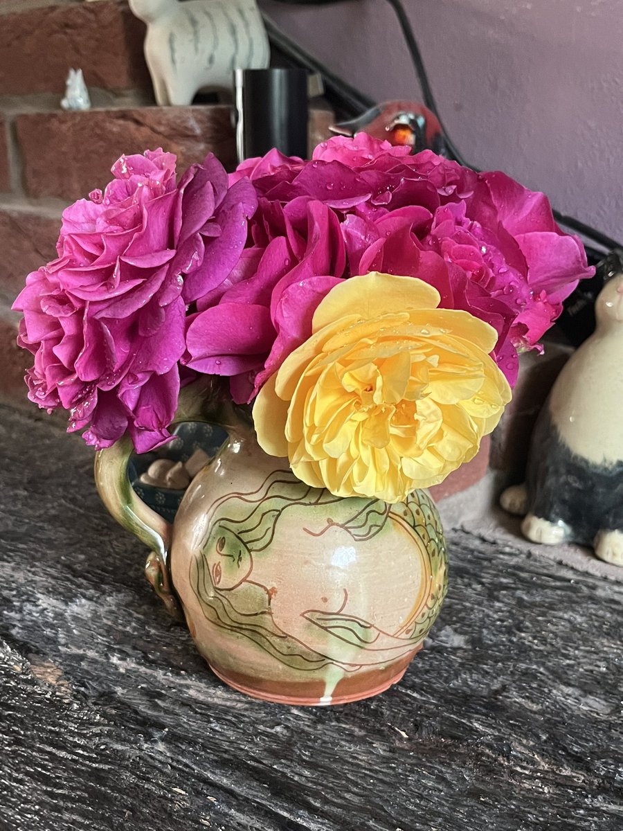 Roses for the lounge #cutflowers #cutroses #roses #myroses #mygarden #scent #favouritevase #GardeningTwitter #GardeningX
