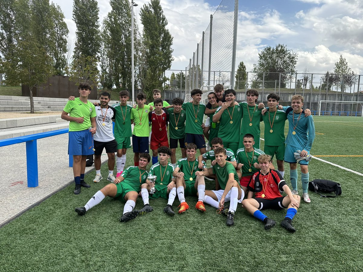 Terminamos el trofeo melonera🍈
Gracias por participar <a href="/cdepasilloverde/">Pasillo Verde Arganzuela</a> <a href="/ADP_ARGANZUELA/">AD PARQUE ARGANZUELA</a> <a href="/AD_Gigantes/">AD Gigantes</a> 
Y sobre todo <a href="/JMDArganzuela/">Distrito Arganzuela</a> <a href="/LolaNavarroArg/">Lola Navarro</a> por apoyar y promocionar el deporte
Campeones 
Alevin <a href="/CFMadridRio/">C.F. Madrid Río</a> 
Infantil <a href="/CFMadridRio/">C.F. Madrid Río</a> 
Cadete <a href="/CFMadridRio/">C.F. Madrid Río</a> 
Juvenil <a href="/AD_Gigantes/">AD Gigantes</a>