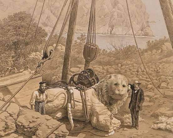 Yıl 1857 idi.
Knidos açıklarına İngiliz Kraliyet Donanmasının “Supply” isimli bir savaş gemisi demir attı.
Gelen arkeolog Charles Newton’du.
Yanında 200 tayfa ve 2000 sterlin vardı.
Charles Newton, çift kürekli küçük bir keşif teknesiyle Knidos sahillerine çıktı ve kampı kurdu.