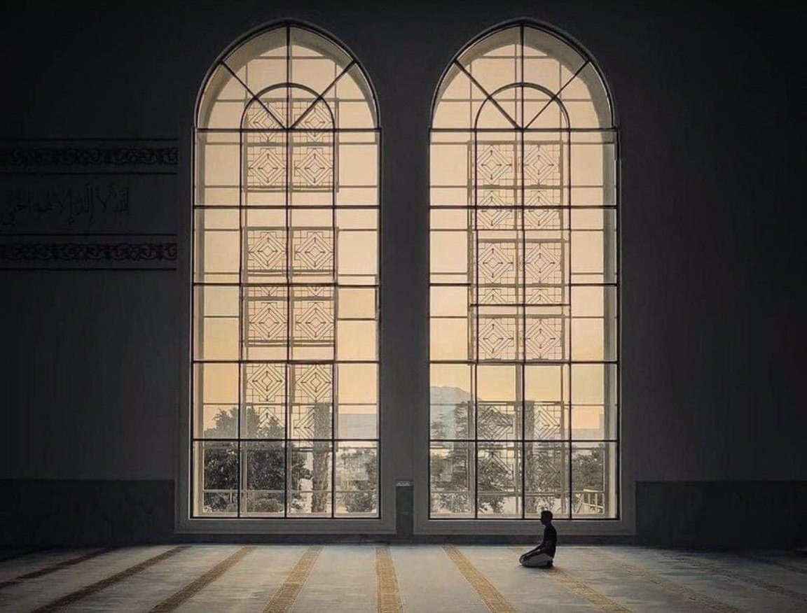 "وَكَيفَ يَا رَبُّ نَخشَىٰ مَا نُكَابدُهُ
وَفِي حِمَاكَ يُضِيء الفَألُ وَالأمَلُ."