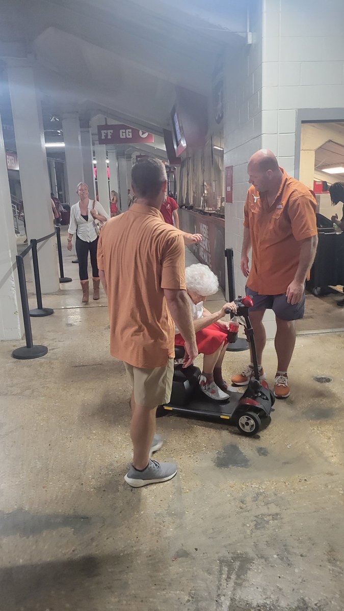 #HookEm to the 2 Horns who helped a mobility-impaired Bama grandma inch up the stairs with her cane (section GG) and get to her scooter in the concourse while others--too busy celebrating or wallowing--were climbing seats to get around her.
🤘
 #LonghornNation #LonghornPride