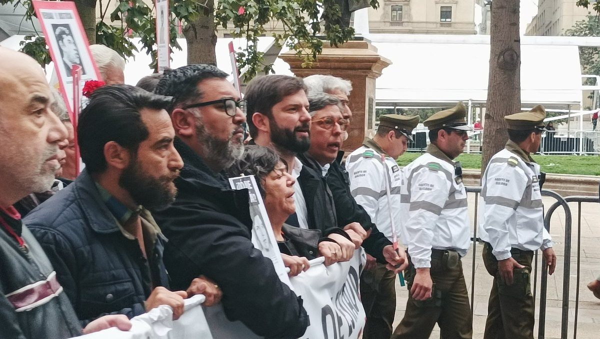 🔴 De forma inédita, el Presidente <a href="/GabrielBoric/">Gabriel Boric Font</a> sale de La Moneda y se une a histórica romería de familiares de Detenidos Desaparecidos en La Alameda. A su derecha lo acompaña <a href="/AliciaLiraM/">Alicia Lira Matus</a>, presidenta de la Agrupación de Familiares de Ejecutados Políticos (AFEP) e histórica