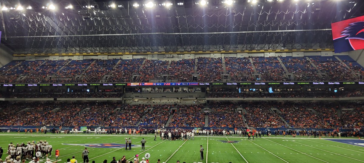 RBoogie33's tweet photo. It was Great to be back in the AC filled Dome and seeing our UTSA friends who are like family in our section.  The entrance always gives me chills. Life is Good !!! #UTSAFootball #UTSA #UTSAfamily https://t.co/Ni4xXL9Ere