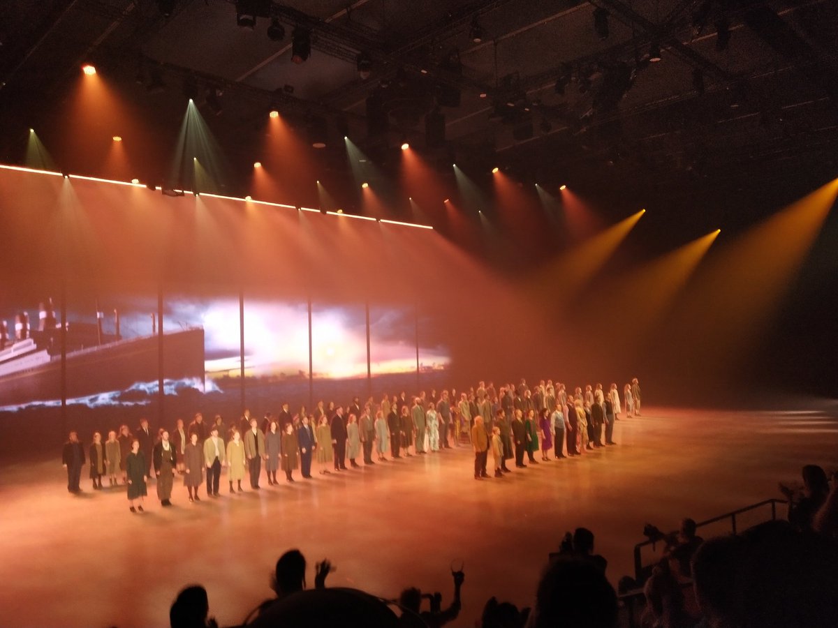 neverobe's tweet image. Tweeënhalf uur spektakel, volgende week mét #audiodescriptie. #SpektakelmusicalRedStarLine