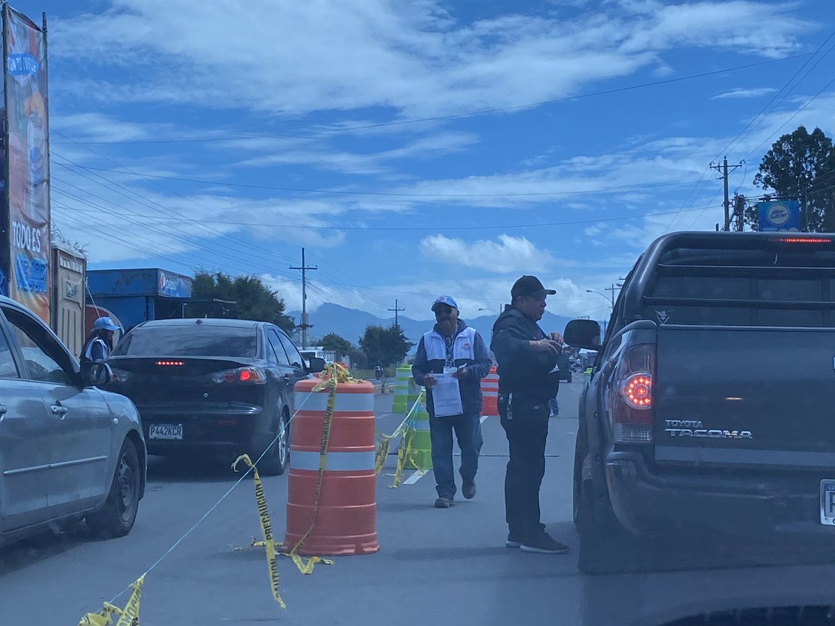 #CobroporPasoenXela

Esta mañana la población que hace uso de la carretera interamericana se ve sorprendida con el cobro que realizan en el paso por #Xelafer de Q.40.00 solo por transitar, sin entregar recibo o comprobante 
Será legal el cobro ? 

<a href="/Lared1061/">La Red</a> 
<a href="/ProvialOficial/">PROVIAL-CIV</a>