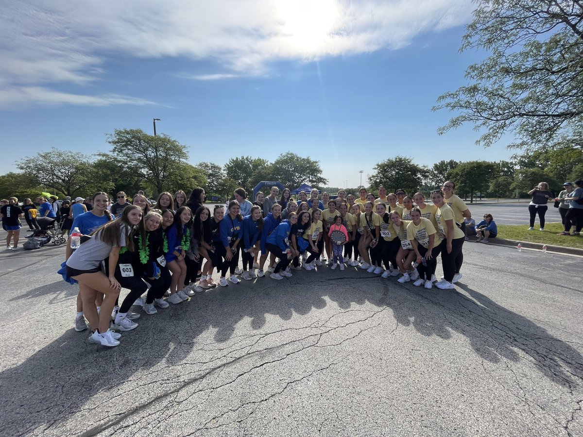 So much Spirit in these 2 amazing teams! <a href="/CSVBwomen/">SANDBURG VOLLEYBALL</a> and <a href="/cshseaglettes/">Sandburg Eaglettes</a> always bringing their support and spirit every year! 💙💛