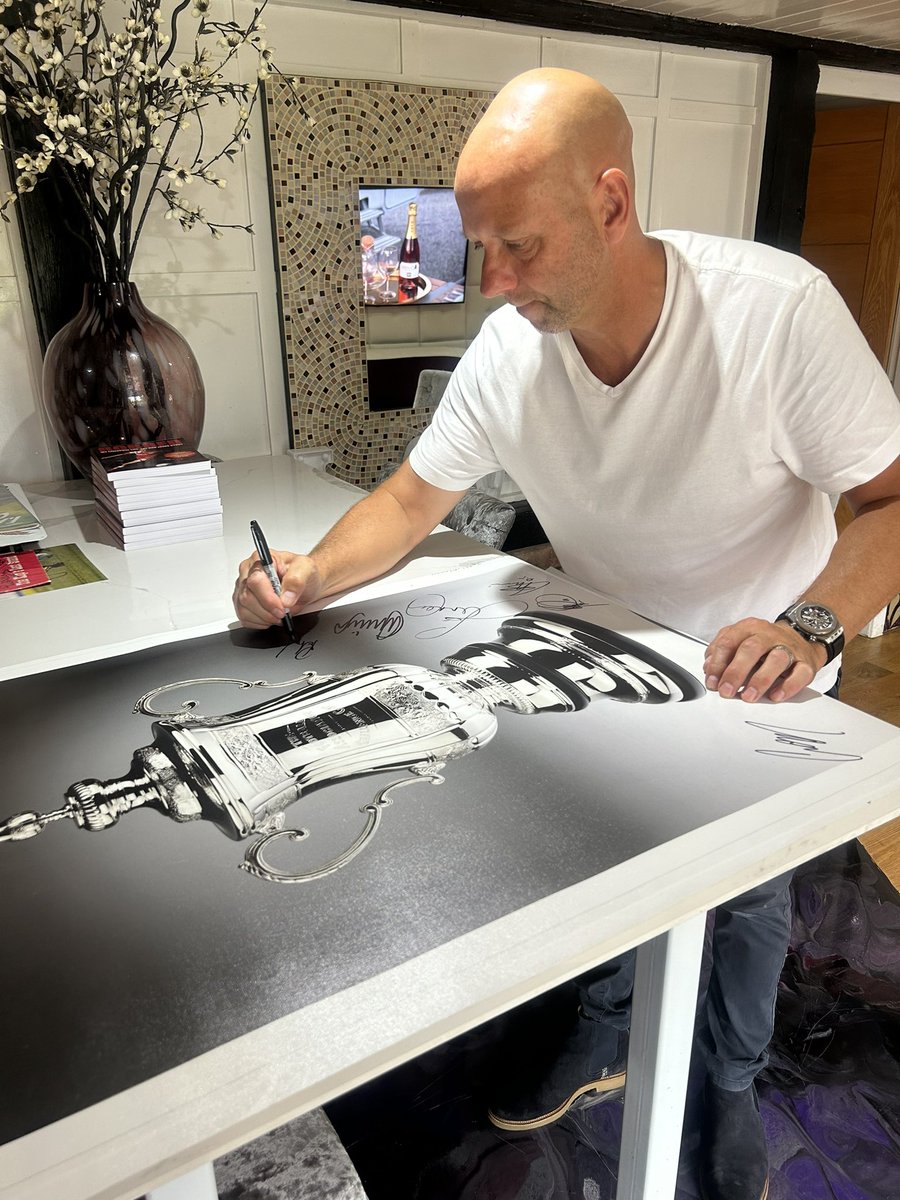 Great catching up with <a href="/RobjonesLFC2/">Rob Jones</a> again as it always is. Such a gent and around such a nice man. Always one of my favourites catching up especially as I played right back growing up. As carra once said no one wants to be a Gary Neville but we all wanted to be a Rob Jones 👌🏻