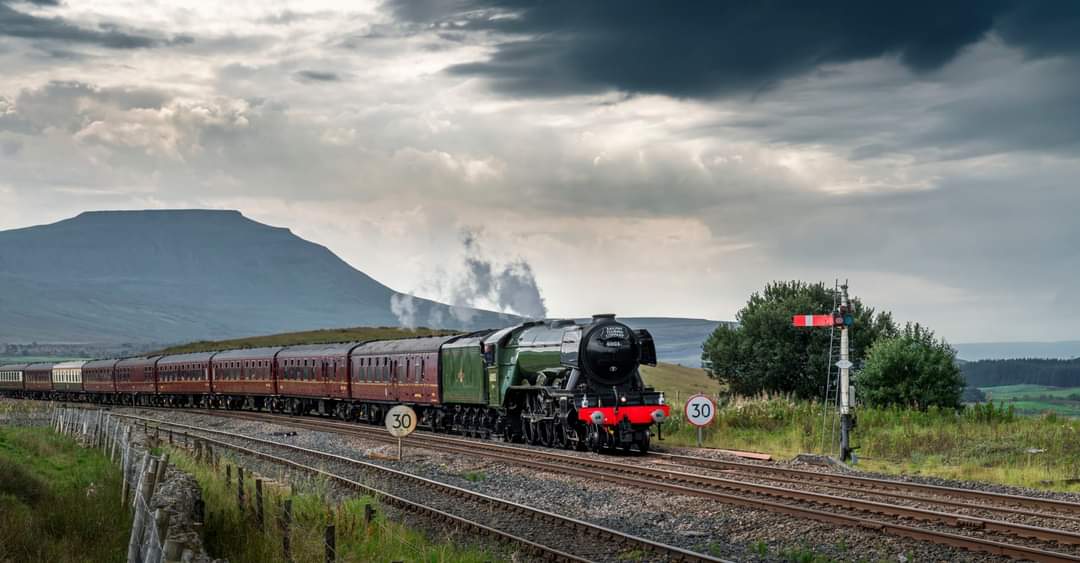 Ginger_Captures's tweet photo. The Flying Scotsman pulling away from Ribblehead Viaduct this afternoon....
#steam #steamtrain #yorkshiredales https://t.co/SxtARPX3eo