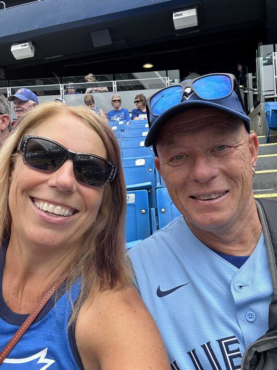 Cheering on our <a href="/BlueJays/">Toronto Blue Jays</a> with <a href="/WeDoGymRight/">David Inglis</a> to the #NextLevel #RoadTrip #RetiredLife💙⚾️🧢⚾️💙