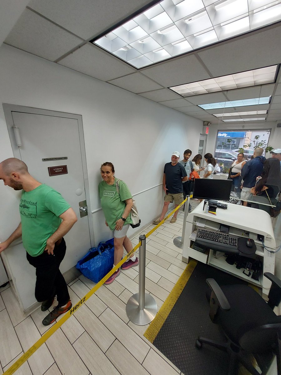 KarlWoitach's tweet photo. hey @Hertz - cant fathom why 11 parties waiting to check out at 157 W. 83 St. NY NY 10024 and ONE person working the desk.  Not fair to the agent and definitely not building loyalty with customers https://t.co/c8MQtDd8Bs