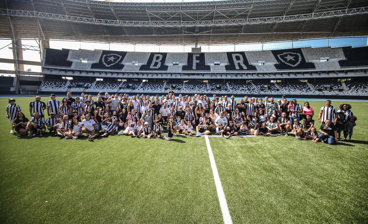 EstNiltonSantos's tweet photo. TOUR PELO NILTÃO! 🏟️🔥

Hoje foi dia de 400 Camisa 7 conhecerem de perto o vestiário, camarote e a sala de imprensa. Além de baterem uma bola no tapetinho! 

Só quem é sócio vive experiências únicas como essa! Associe-se em  https://t.co/kwlSaP6fqJ ⭐️🖤

📸 Arthur Barreto/ BFR https://t.co/4RrpAmMLja