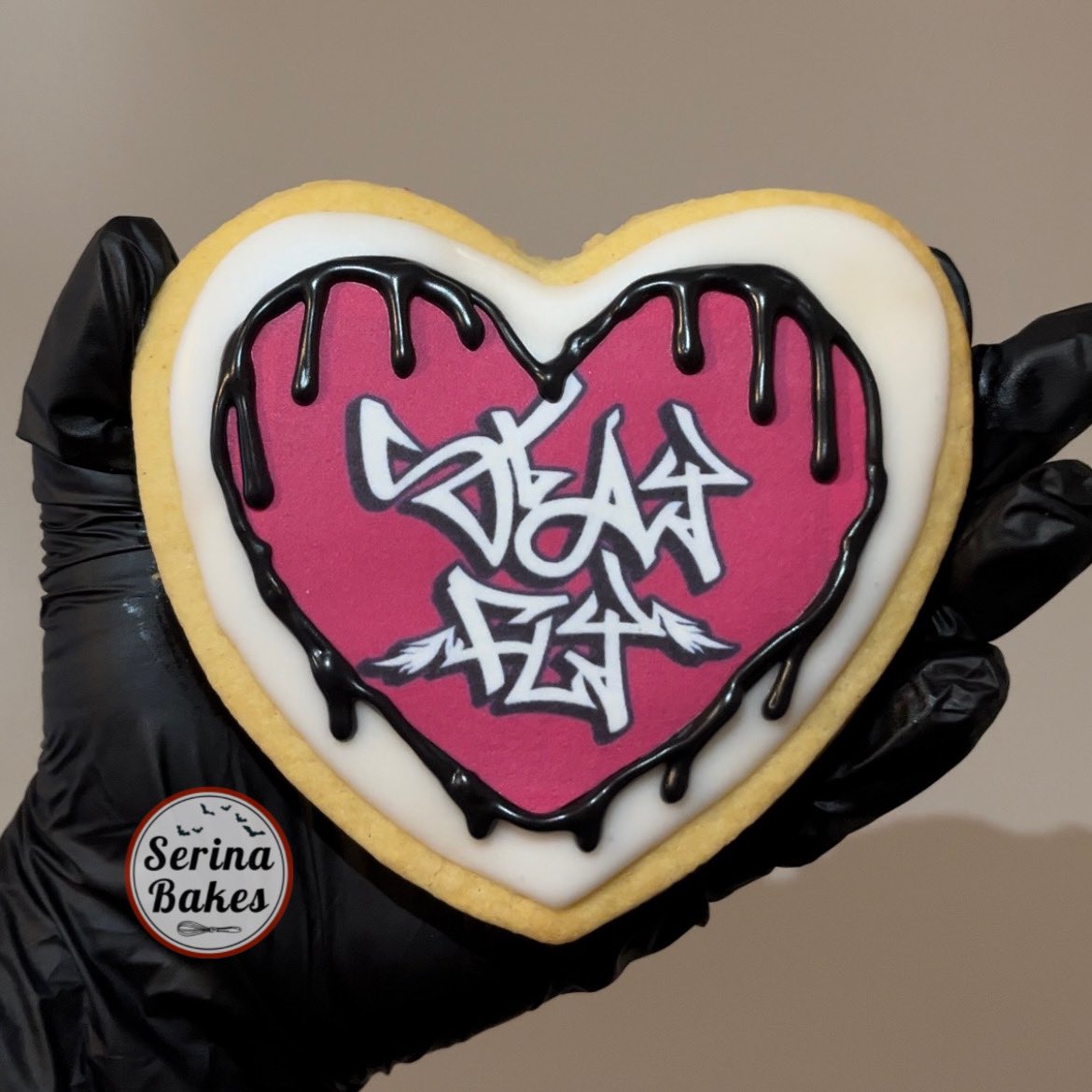 We made this custom blood drip sugar cookie for the wonderful @stayflyuk team! 🩷 Dm to place your custom orders! 🖤
#serinabakes #sugarcookies #vegansugarcookies #customsugarcookies #blooddripsugarcookies #halloween #horror #vegan #halloweencookies #customcookies #heartshaped