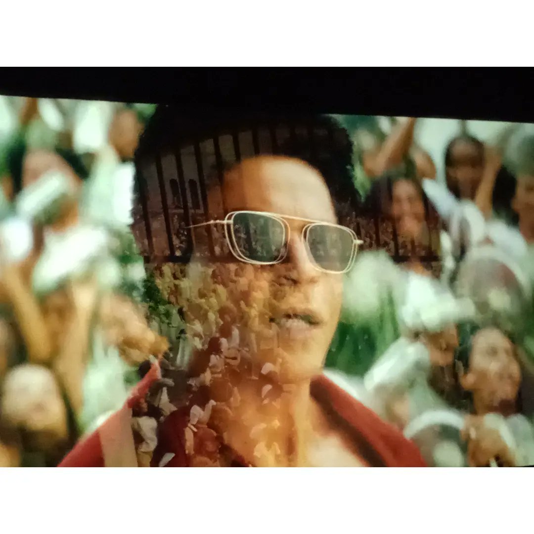 chanda_prayas's tweet photo. One man representing the entire nation. A shaken click suddenly comes out to be an ironic one. SRK.THIS ONE MAN CAN UNITE AN ENTIRE NATION. Thank You @iamsrk &amp; @Atlee_dir for gifting us such a wholesome theatrical experience.
#jawan
#SRK https://t.co/Ij7q103IPD