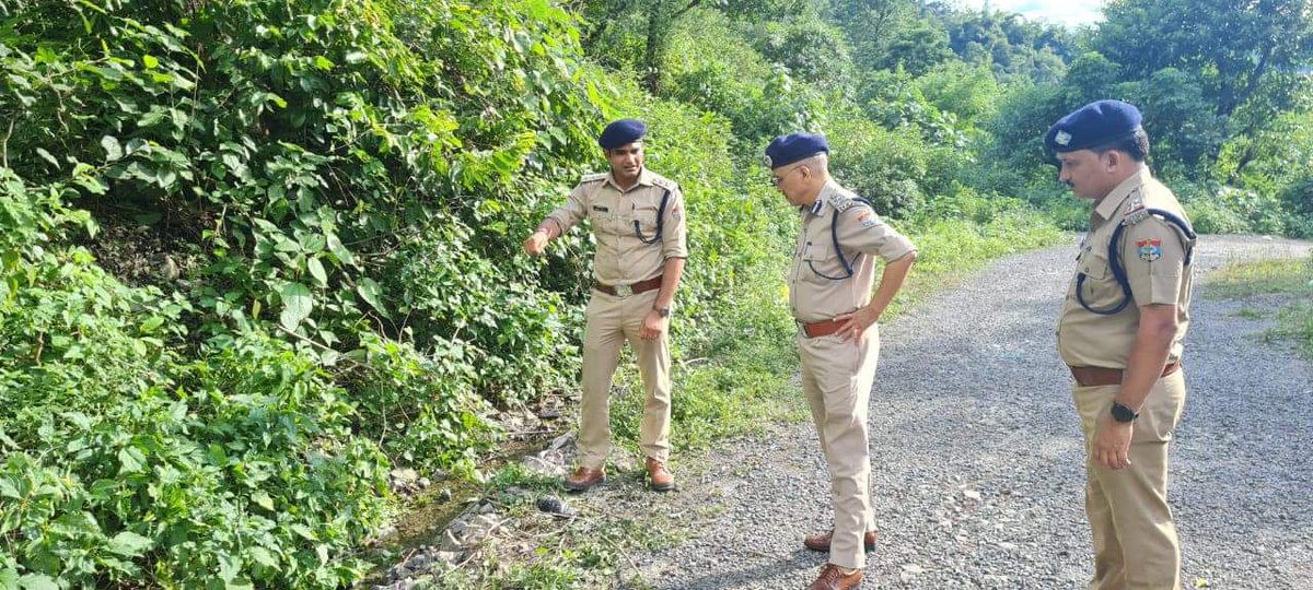 DehradunPolice's tweet photo. शिनाख्त अज्ञात शव महिला
आज दिनांक 10.09.2023 को प्रातः 7.00 बजे श्री प्रवेश कुमाडी ग्राम प्रधान सौडा सरौली द्वारा थानाध्यक्ष रायपुर को सूचना दी कि  थानो रोड मुख्य मार्ग से लगभग 2 किमी की दूरी पर ग्राम सिरवाल गढ में सड़क किनारे एक महिला का शव संदिग्ध परिस्थितियों में पडा हुआ है । https://t.co/7UbBZeaPja