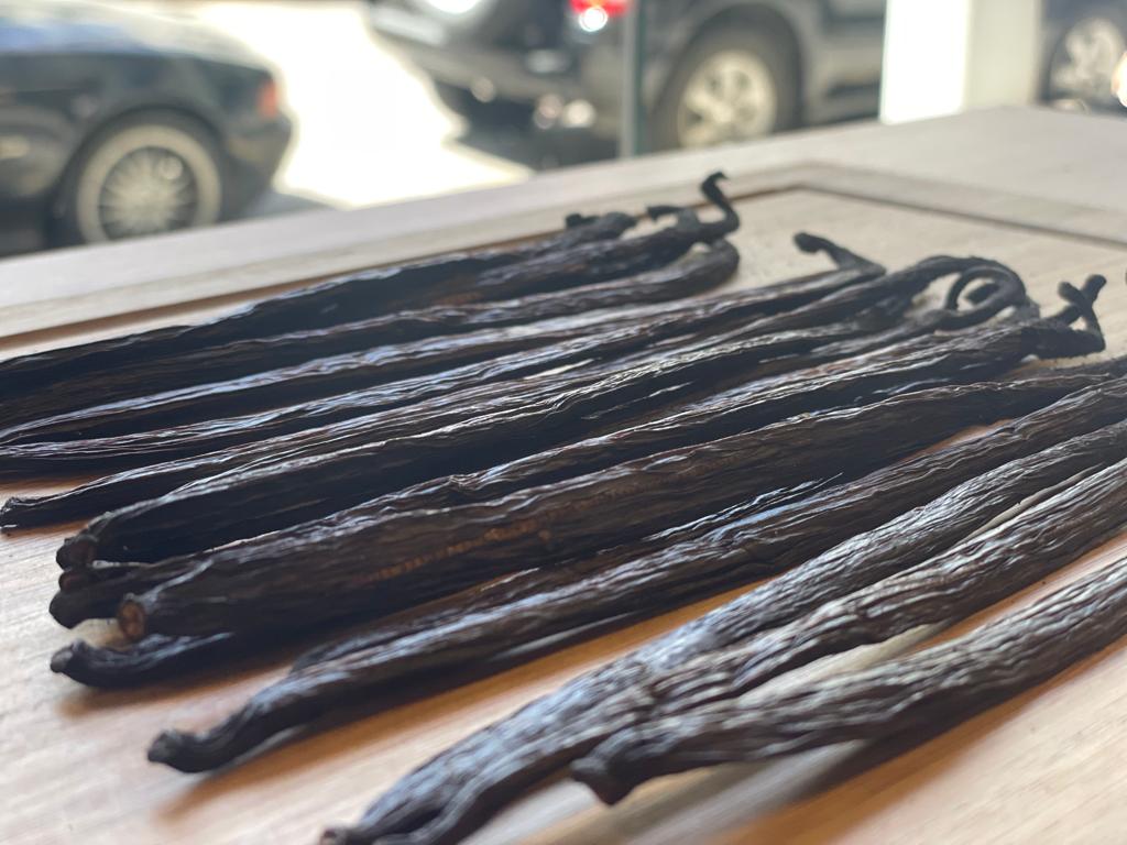 Thespiceandtea's tweet photo. Vanilla Beans �� Organic Product
أعواد الفانيلا – منتج عضوي

Delicate, fruity-sweet and spicy.

The crop must be cured and dried, and so from growth to export, the process takes a solid year.
#lebanon #beirut #thespiceandteamarket #vanillabean #achrafieh #organic #vanillacake https://t.co/rSHdvMtonG