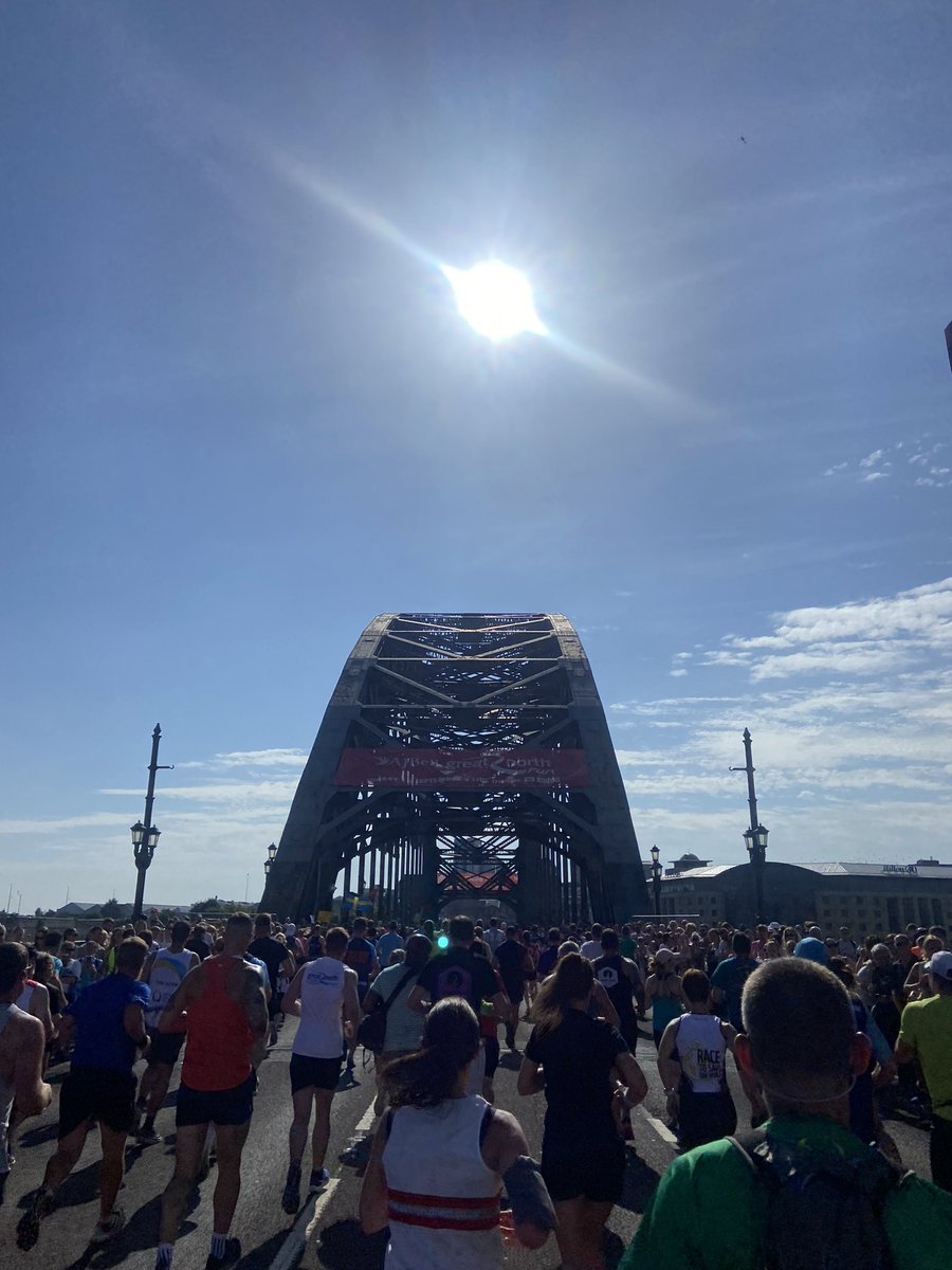 JoeFaint's tweet photo. Brilliant display by the Red Arrows after the @Great_Run! Happy with the time of 1hr 40 despite the heat! Now π»π»#GreatNorthRun #OneMoMile https://t.co/aYlEC1K1hW