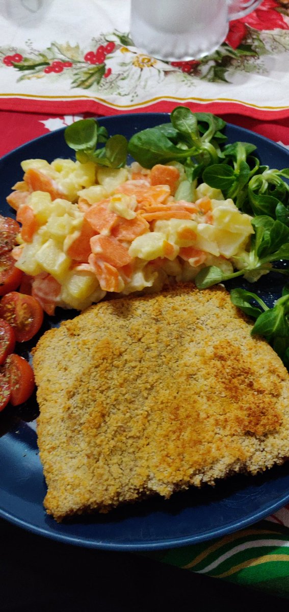 PepePino1188's tweet photo. Filetes de seitan rebosados con ensaladilla rusa, canónigos y tomátes cherry.

#veganfood #salad #Domingo https://t.co/ZUi6BdrZ7p