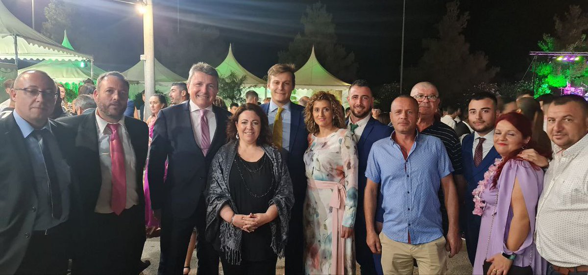 murcia_vox's tweet photo. 🇪🇸Nuestros diputados regionales @PascualSH1972 e @IgnacioArcas 
con la segunda teniente de alcalde @Jermaryrg asisten a la gala de elección y coronación de la reina de las fiestas 2023 de Puerto Lumbreras en honor a la Virgen del Rosario. https://t.co/7lygV9tV0a
