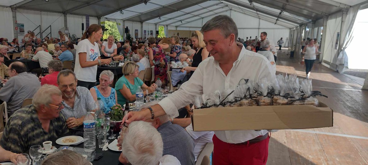 AireNouvelle1's tweet photo. REPAS DES AINES !
#AireNouvelle au repas des aînés à #AiresurlalLys !

Environ 400 convives sous un chapiteau et sous une chaleur étouffante pour ce moment de convivialité !

Félicitations aux personnes qui ont permises que ce repas se passe dans les meilleures conditions ! https://t.co/m8k7q8JXAs