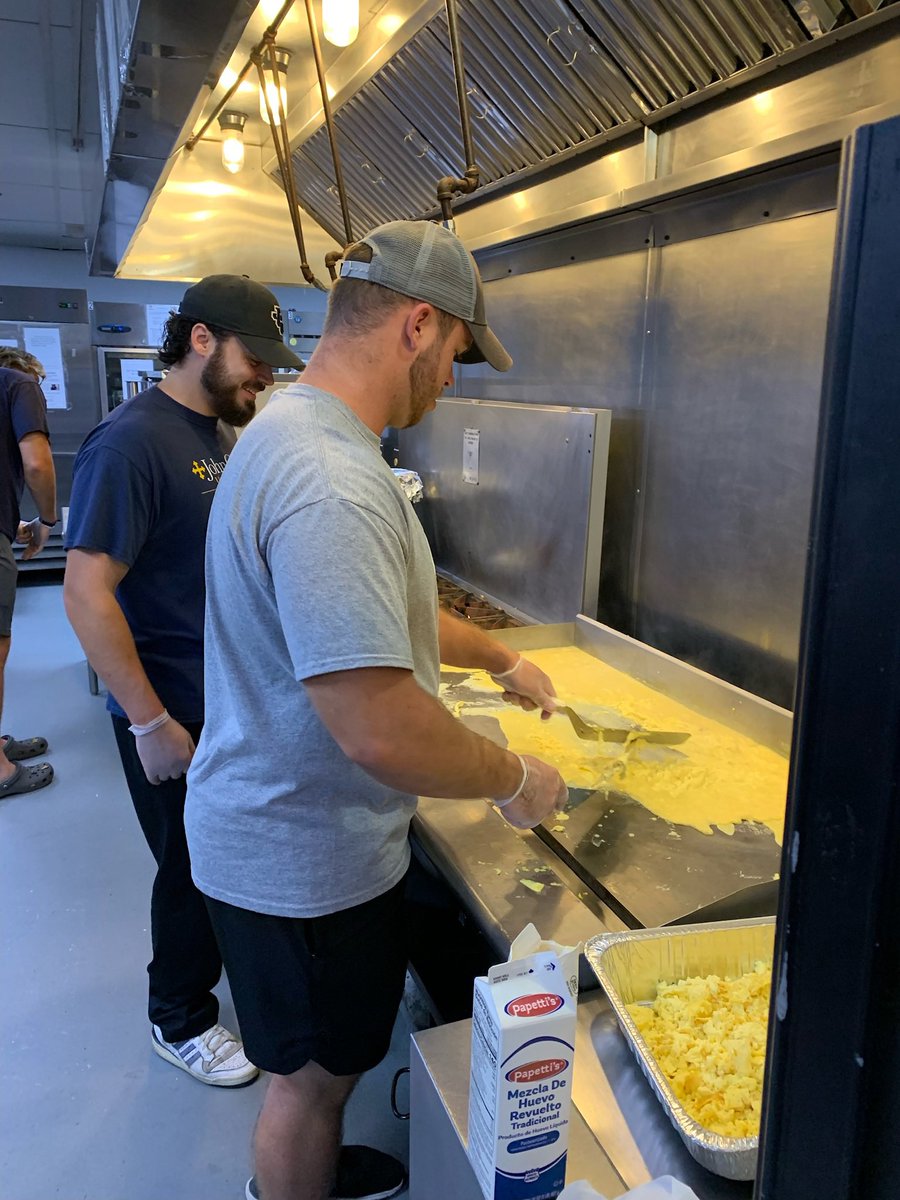 Men of Carroll are men of service! 

A group of our Blue Streaks led by Senior Bricker Thiel gave back to the Cleveland community by feeding the homeless during the Bye Week. 

Great job being real agents of change!