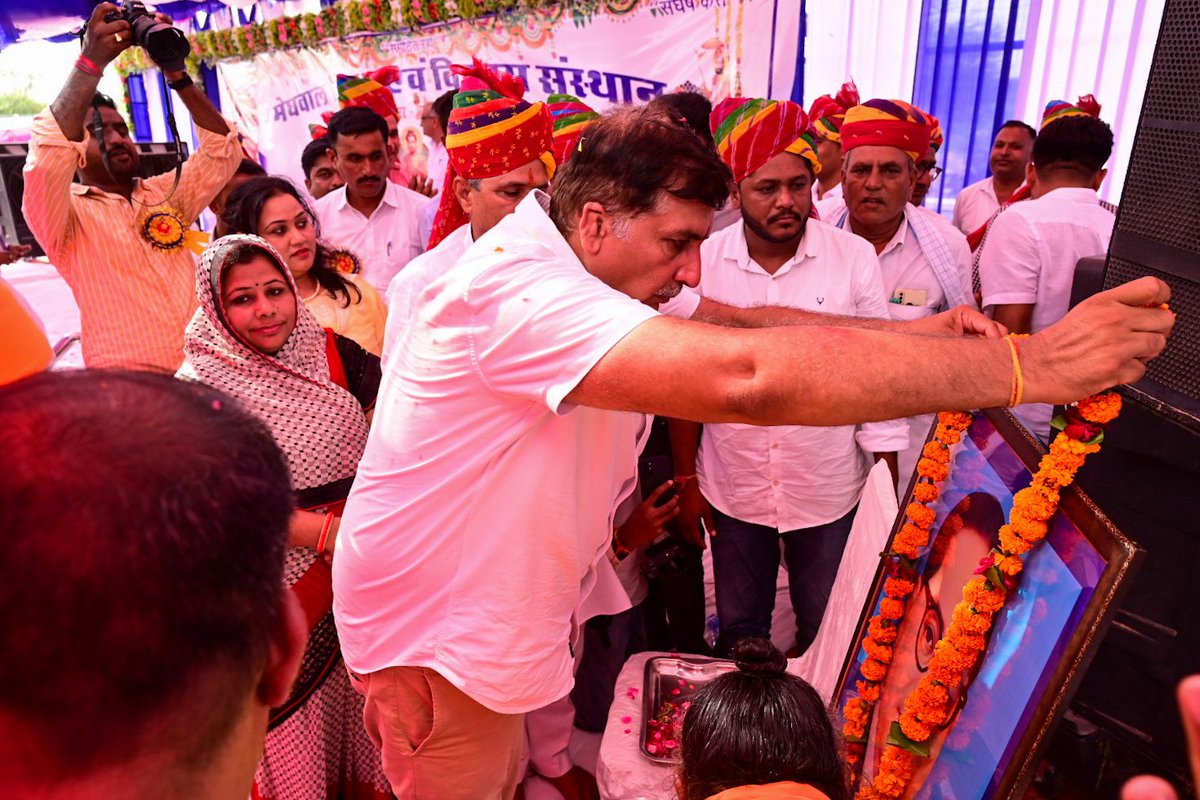 Barmer_Harish's tweet photo. आज का दिन गिड़ा के भविष्य के लिए बहुत महत्वपूर्ण रहा। गिड़ा मुख्यालय पर 'मेघवाल शिक्षण एवं विकास संस्थान' द्वारा आयोजित 'मेघवाल समाज छात्रावास शिलान्यास' कार्यक्रम का साक्षी बनकर सफल आयोजन के लिए समाज के प्रबुद्धजनों को शुभकामनाएँ दी। https://t.co/Y7ArRNx4t9