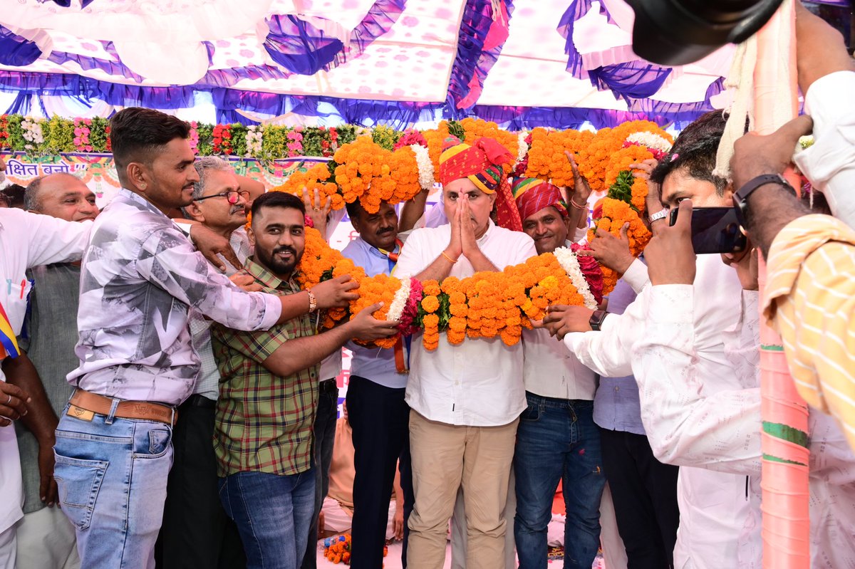 Barmer_Harish's tweet photo. कार्यक्रम में उपस्थित सभी महानुभावों को हमेशा मज़बूती से साथ खड़े रहने का विश्वास दिलाया।

#बढ़ता_बायतु #गिड़ा #PeopleFirst #CongressForProgress https://t.co/gjXHpHfv0r