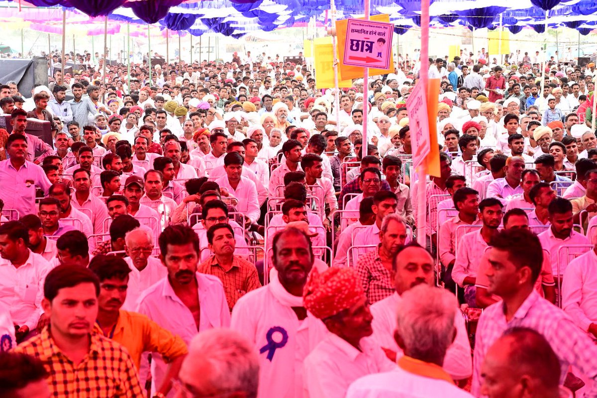 Barmer_Harish's tweet photo. कार्यक्रम में उपस्थित सभी महानुभावों को हमेशा मज़बूती से साथ खड़े रहने का विश्वास दिलाया।

#बढ़ता_बायतु #गिड़ा #PeopleFirst #CongressForProgress https://t.co/gjXHpHfv0r
