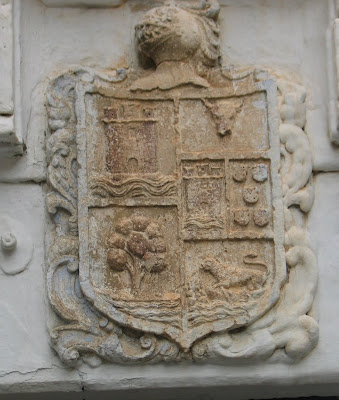 tuescudo's tweet photo. Sobre el portón de un viejo caserón de la población alicantina de Villena hay un escudo dividido en seis cuarteles. Pertenecía a Juan Martínez de Olivencia, quien al parecer combatió en 1565 para romper el cerco que el Imperio otomano mantenía contra la isla de Malta. #Evocar https://t.co/1KmD0H4T56