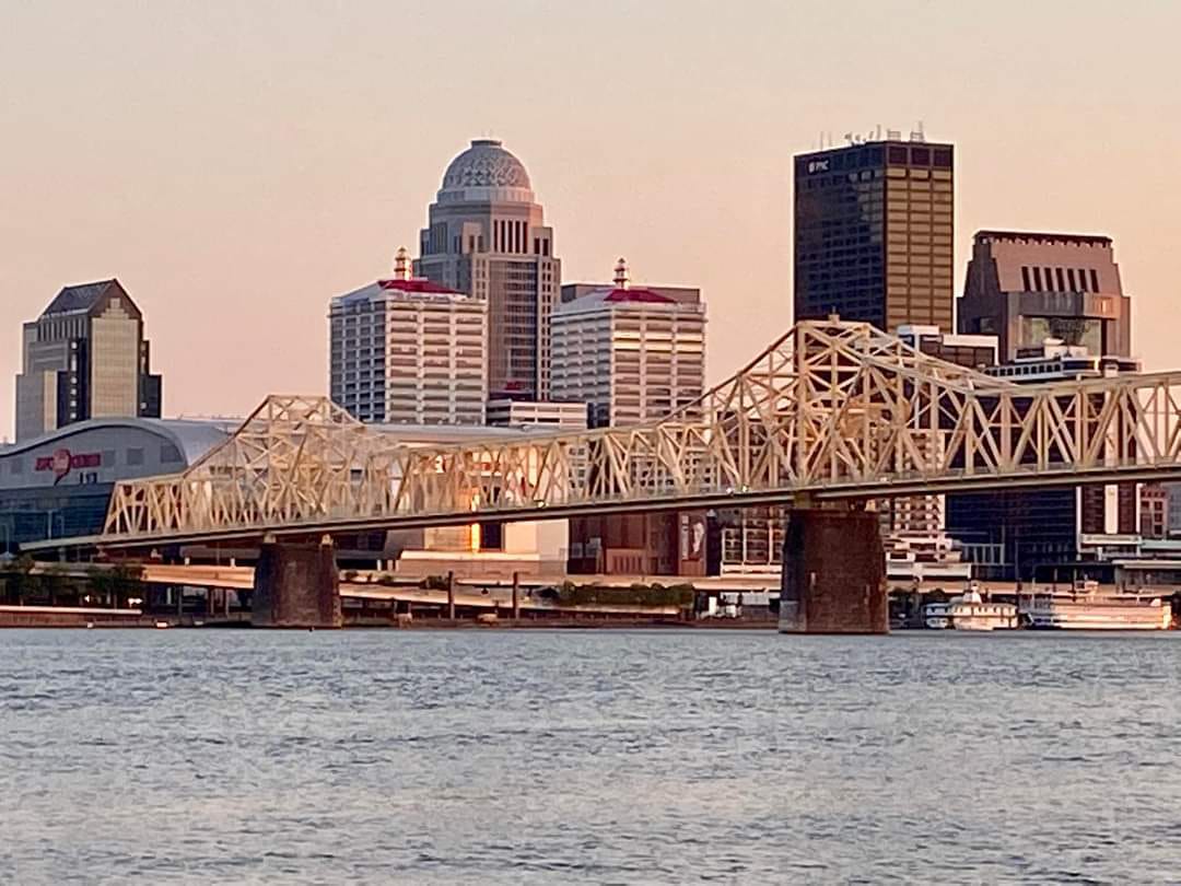 USNEWS21's tweet photo. Downtown Louisville, KY - view from Jeffersonville, IN. https://t.co/AXmWNeI3pQ