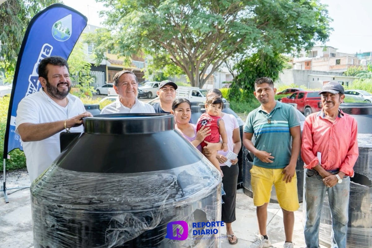 reportediariopv's tweet photo. Llevan SEAPAL y el Profe Michel más tinacos a parte alta de El Pitillal
Leer nota: https://t.co/aRqeS8t8xb
Redacción: César Langarica
#PuertoVallarta #Hoy #Seapal #ProfeMichel #Tinacos https://t.co/RIyKFB5IJQ