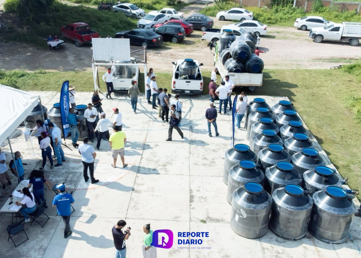 reportediariopv's tweet photo. Llevan SEAPAL y el Profe Michel más tinacos a parte alta de El Pitillal
Leer nota: https://t.co/aRqeS8t8xb
Redacción: César Langarica
#PuertoVallarta #Hoy #Seapal #ProfeMichel #Tinacos https://t.co/RIyKFB5IJQ