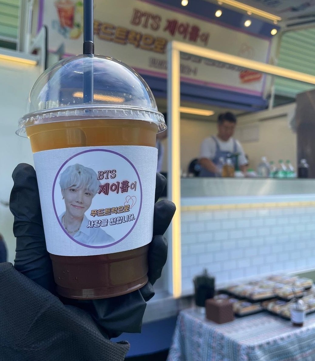 uarmyvibe's tweet photo. 2023/9/10  Jung Hoseok during his military service sent a food truck to support the neutering surgery of 45 stray puppies organized by Paran Korea, an animal protection group. https://t.co/bdzMCGD4SX