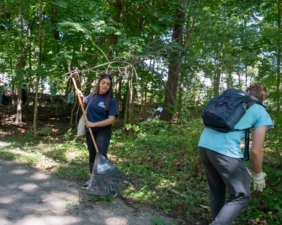 BUQuestrom's tweet photo. Photographs by FYSOP Program Manager Sebastiaan Bak (Questrom'25) - This past weekend the First Year Outreach Program clean up at Pope John Paul II Park was a success! #BUFYSOP #Questrom https://t.co/w1g9oKemqk