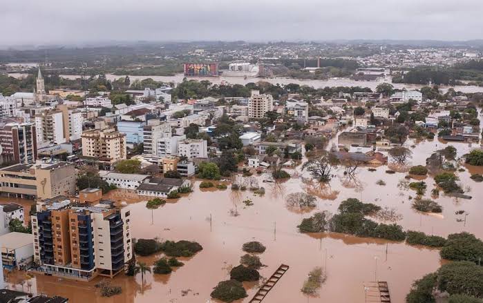 choquei's tweet photo. 🚨AGORA: Governo Lula libera R$ 239 milhões para socorrer os desabrigados do Rio Grande do Sul e Santa Catarina, em função das fortes enchentes causadas por um ciclone. https://t.co/nHXBwzMV4x