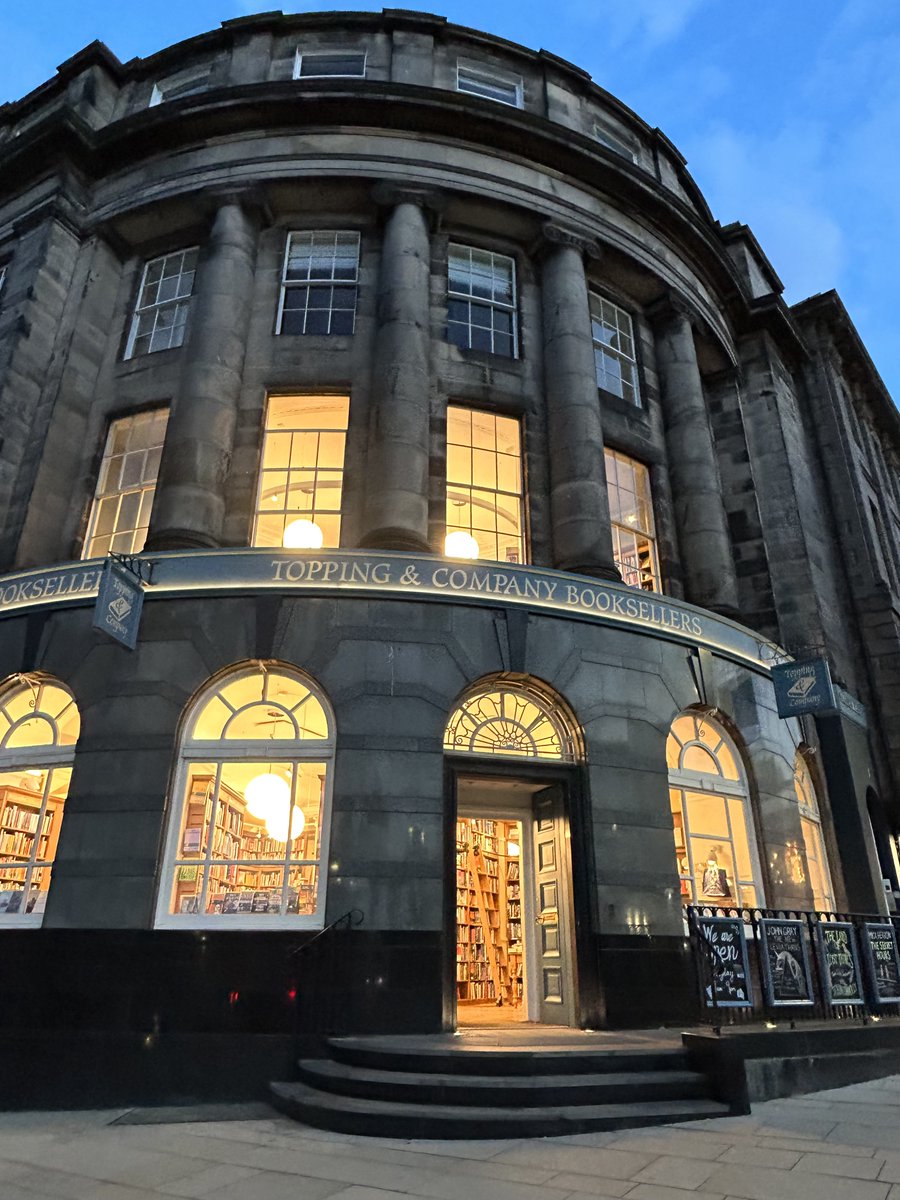 ToppingsEdin's tweet photo. There's a chill in the air, and nights are slowly getting darker. Luckily for you, our lights are on 9am-9pm every day. Come say hi,  grab a pot of tea, and find your next favourite book. https://t.co/l1fF6WQCfu