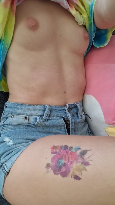 I gave myself a temporary tattoo today. Yes it's already cracked because my legs are CHONK but I do not