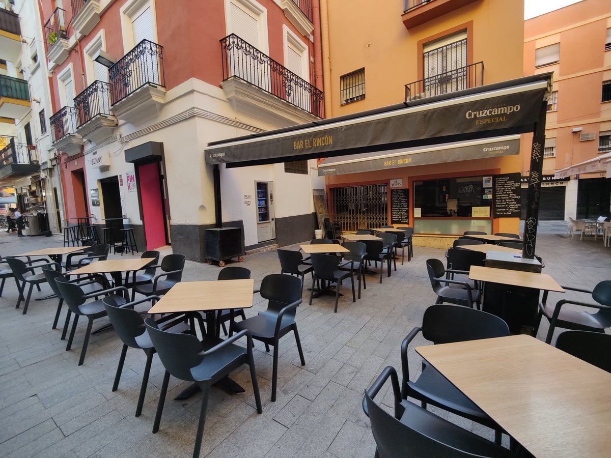 ¡Lamentable! La plaza en la Alfalfa está ocupada al 90% por las mesas vacías de un bar CERRADO! Los niños del parque de la izquierda amontonados sin espacio para jugar y el listo del bar haciendo la plaza su trastero. <a href="/Ayto_Sevilla/">Ayuntamiento de Sevilla</a> <a href="/SevillanosYa/">SevillaCivica #LobbyCiudadano</a> <a href="/Sevilla_Dor/">Sevilla D'Or Ciudad del Velador</a>  <a href="/jlsanzalcalde/">José Luis Sanz</a>