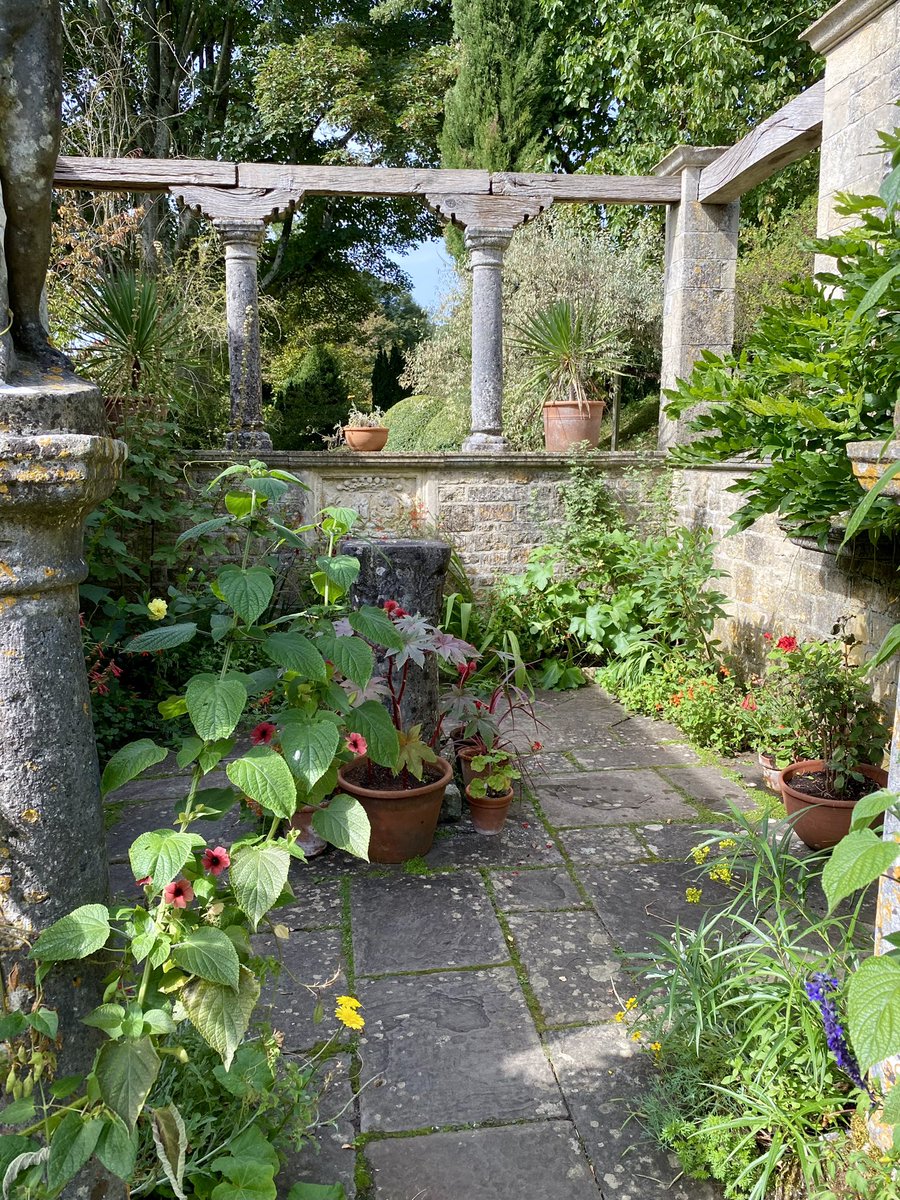 serendipity1952's tweet photo. Iford Manor, near Bradford on Avon, the Italianate gardens laid out by Harold Peto 1898-1933. Owned by the Cartwright-Hignett family and open to visitors. This is always a stunning day out, even more enjoyable now with the opening of the new cafe and restaurant.  @IfordManor https://t.co/pNf8z2z6HR