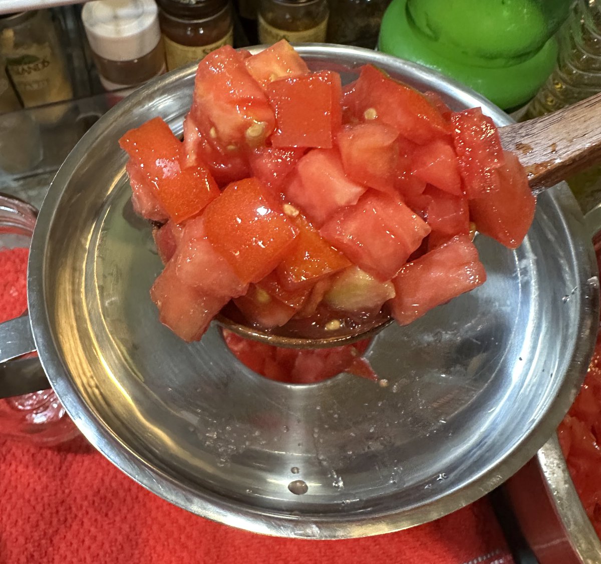 Canning some diced tomatoes, they’re fantastically delicious! Just a great batch:)
#homecanning #foodpreservation