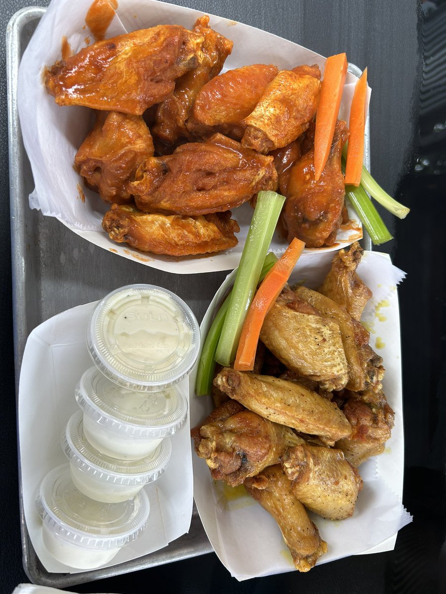 sambeaux64's tweet photo. Today is nekkid wings! 10 hot, 10 lemon pepper. My fave spot knows I’m no sugar in the sauces! And bleu cheese!
#sugarfreeseptember
#CarniCore https://t.co/r1GX4fGiVA