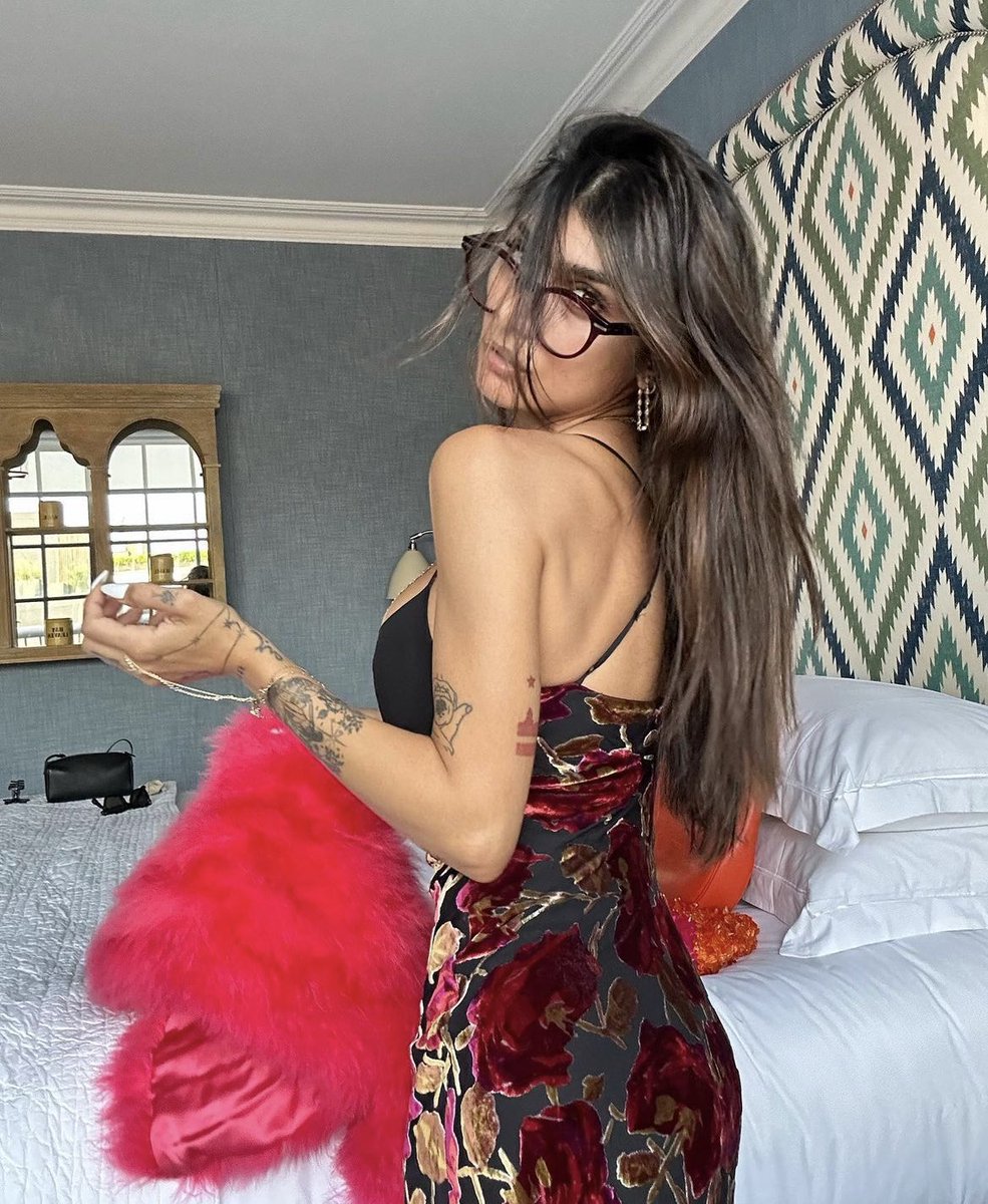 mia khalifa red dress Mia khalifa , Follow for more @tiki_tiki_memez , ., ., .,  #tikitikimemez #miakhalifamemes #miakhalifavideos #miakhalifa  #vijayfansforever #thalaajithkumarfansclub #bollywoodmoviesongstatus